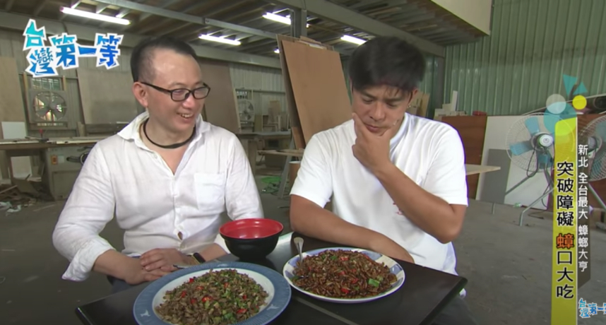 竇智孔接下《台灣第一等》的主持棒後，常常帶著節目組探訪台灣特有的美景與特殊料理。日前竇智孔來特意前來拜訪蟑螂養殖場，而最後竟然要把人人喊打的小強「吃下肚」，讓觀眾看完直呼他根本就是「地表最強男人」  竇智孔來到養殖場後，隨著師傅視察蟑螂的生長環境、以及飼料品質，可見師父是十分細心在培育這些蟑螂。最後師傅也不忘招待他吃美食，端出了超大盤的「鹽酥蟑螂」，讓竇智孔面有難色地表示：「吃這個還是需要一點心理建設」。  而竇智孔也打趣對挖起一大勺蟑螂，希望攝影師也能品嚐，不料攝影師卻驚恐地起身離開，開玩笑大叫：「我不幹了！」也讓觀眾笑翻留言：「竇智孔真的很會主持誒」、「地表最強男人-竇智孔」、「笑死，不要逼攝影師啦！」