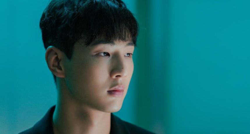 除此之外，更有名自稱是金志洙「國中同學」的網友，在論壇上爆料了金志洙竟然曾參與校園霸凌事件：「使喚同學買菸、打人、浪費食物、用BB彈射人」。  而金志洙除了被爆出在未成年時就用假身份證進出夜店外，該網友更投下一枚震撼彈爆料，金志洙更曾參與性暴力事件：「他會逼男生自慰，射在那個人臉上，就是個瘋子，如果之後要走法律途徑，我有和那個朋友講電話的錄音檔」，引起一陣軒然大波。  隨後金志洙緊急公開了一張手寫道歉信，內容表示對於爆料內容深感遺憾，也真心向被害人道歉：「我對於貴去的惡劣行徑無言辯駁，一直存在負罪感」。但卻始終不承認有關「性暴力」傳聞的部分，其經紀公司也極力否認該指控，並公布金志洙將在今年10月去當兵。  但昨日該名爆料者卻突然改口，表示自己沒有想到這些內容竟然會上新聞：「那些都不是事實，是我想要試著聯絡才寫下的文字，沒想到竟然變成新聞內容，讓網很困擾」。  而金志洙經濟公司也緊急出面聲明：「坊間謠傳出的性侵事件以及其他相同的主張皆不是事實」，並宣佈金志洙暫時中斷演藝事業是因為「校園霸凌」事件，也呼籲大眾不要混肴兩者，切勿再繼續謠傳。