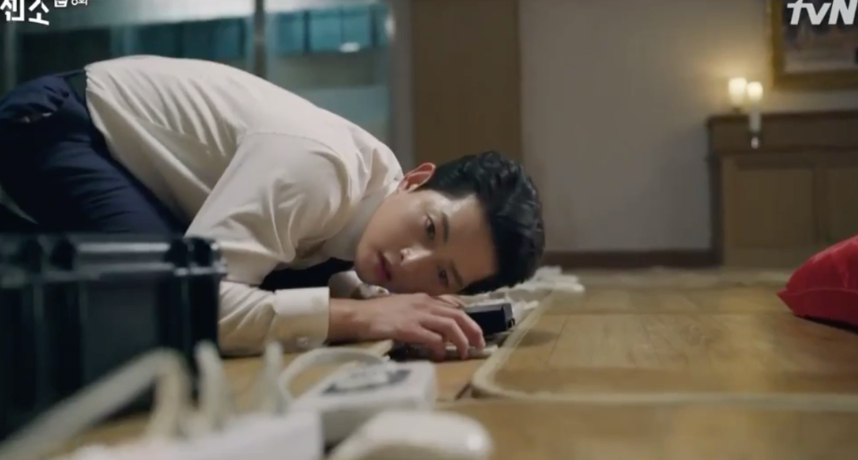 文森佐突然想起自己此次回韓國的目的，就是為了拿出埋在「黃金廣場」下的好幾噸黃金，因此他打算加緊此事的處理速度。  為了檢測地下室爆破系統的狀態，文森佐弄來了一台檢測儀器。如果爆破系統故障的話，就可以直接開始動工挖走黃金，不再需要擔心建築物會有倒塌的風險。 晚上文森佐帶著檢測儀前往樓上的寺廟，打算進行檢測，而對她十分懷疑的隊長則是一路悄悄的尾隨他，希望可以打探出文森佐此次回國的意圖。  文森佐在進行檢測時，將耳朵貼在了地上仔細聽地下的聲音，而隊長從窗外角度看進來的畫面卻是文森佐跪在佛前懺悔，讓他相當訝異。  隊長也因此不再懷疑文森佐，竟然開始相信他是一個本性善良的人，此次回國的目的只是為了拜佛。