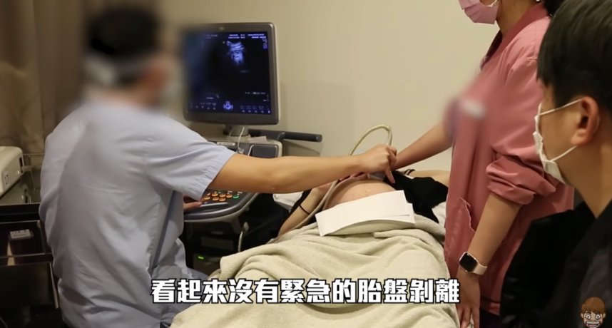 今年3月網紅蔡阿嘎與妻子二伯從北投自家騎車外出時，竟遭不明男子持鈍器從2人後方攻擊，所幸兩人送醫後發現傷勢並無大礙。  蔡阿嘎表示，當時與懷孕35週的妻子二伯正準備騎車外出時，一名黑衣男子從兩人後方衝出，手持類似鐵鎚的鈍器先往二伯的腰腹間重砸，再在阿嘎膝蓋用力捶了2下，隨後即火速逃離現場。據警衛說法，該名男子已經在阿嘎住家外蹲點超過4個小時，並非臨時起意。而受到驚嚇的而伯也因宮縮而腹痛不止，所幸送治療後並無造成任何遺憾。  此事一出造成社會轟動，許多人紛紛猜測阿嘎私下是否有結仇，才引的仇家上門攻擊。而阿嘎也在聲明稿以及影片中澄清自己從未家入過認和財務或是行車糾紛中，實屬無端被攻擊。  經過警方4個月的調查，終於在林口逮捕3名嫌疑人。根據《中央通訊社》的報導，士檢調查結果為，犯案的楊性主嫌聲稱不滿蔡阿嘎在網路上的言論，因此透過吳男去教唆陳男以鐵鎚傷人。7月21日時，3人均以「傷害罪」被起訴。  檢警調查，楊男聲稱因不滿蔡阿嘎網路上的言論，並指蔡阿嘎「看起來很欠打」，於今年2月底向吳男表示出價新台幣30萬元，要吳男找人毆打蔡阿嘎加以教訓。  三人落網後，蔡阿嘎也透過經紀人表示謝謝社會大眾的關心，並尊重警方調查進度。許多網友也紛紛留言表示：「這社會怎麼了」、「台灣的治安何時論落至此」、「光天化日下都敢這樣動手了 好恐怖」、「打孕婦真的很該死」、「要求嚴懲3人！」