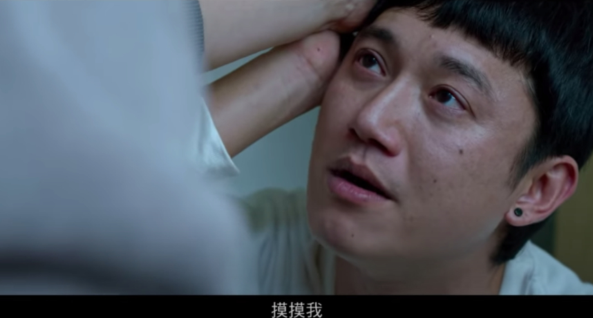  《我沒有談的那場戀愛》昨（10日）在全台上映，除了演員陣容相讓網友相當感興趣外，吳慷仁超敬業的「為戲增肥」也成為大家熱烈討論的話題。  吳慷仁先前為拍攝《傀儡花》，為了符合角色形象，不但減下了11公斤還把自己曬超黑，除此之外吳慷仁還故意「駝背」，讓身體自然形成一個「問號」的形狀，如此為戲犧牲的超驚人毅力也讓網友相當敬佩。  此次吳慷仁在《我沒有談的那場戀愛》中，顛覆以往嚴肅形象，飾演一位擁有眾多女友的「胖胖花美男」，為了達成這樣的人設，吳慷仁拍下了50天增肥計劃的縮時，眼看他從精實的身材硬生生吃成一個可愛的小胖子。爆肥後的他大呼自己連「上廁所」都有困難了。   但近期《我沒有》又出現了一個新的亮點，原來起出有網友發現在預告中，吳慷仁跪著說話這一幕，讓網友全部都臉紅了！  影片中只見吳慷仁抬頭，眼神懇切地對著對方說：「摸摸我」，而在他臉旁的赫然出現一根「肉色棒狀」，如此害羞的場景與對話若不仔細看，第一眼真的會讓人想歪啦！  但事後才發現這是一個人的前臂，只是手掌的部分被擋住，加上角度問題才會產生的誤會。也有網友惡搞，故意把手臂的部分打上邪惡馬賽克，瞬間在論壇上引爆討論，大家也紛紛笑著留言：「什麼時候變成兒少不宜了啦！」、「誰打的馬賽克！超壞的啦哈哈」、「糟糕，突然讓我更想看了」、「這是電影的驚喜彩蛋嗎哈哈」。