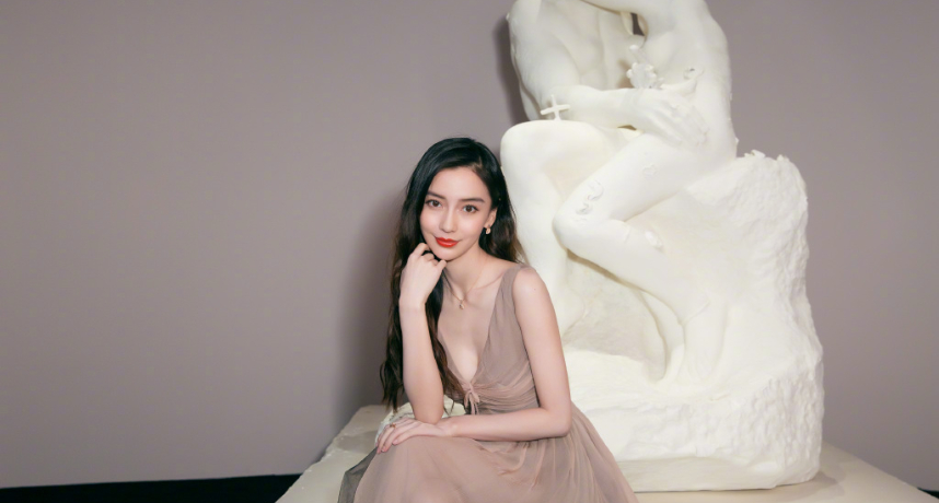 6名助理簇擁！  Angelababy「補妝」出動大批人馬遭網轟：自以為是？