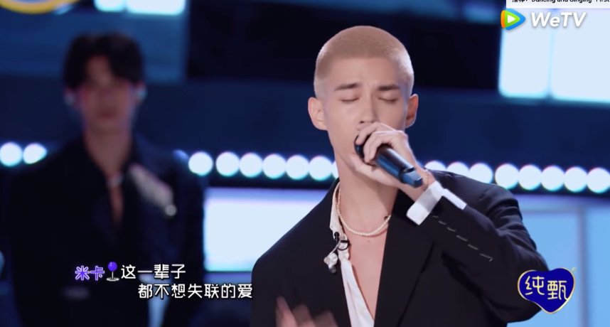 米卡由節目《創造營2021》成功出道後，成為INTO1的成員，深邃的五官加上帶有日文口音的溫柔唱腔，讓不少人相當看好他後續在中國的發展，也吸引到了不少海內外粉絲的支持。  但近日卻有一名網友挖出米卡的母親，2018年竟在IG上PO出一張「剪人民幣」的照片，只見一名小女孩拿著剪刀，低頭專注的把紙鈔上的「毛澤東」像一個一個剪下來排列整齊，一旁還放著厚厚幾疊的鈔票，似乎打算一口氣全部剪完的樣子，對中國網友來說這已經嚴重觸及「辱華」的行為了。  不少人憤怒的湧進米卡媽媽的IG謾罵，而她雖然在第一時間已發文澄清照片是「截自網路」而非本人所為，但疑似與網友溝通未果，因此選擇直接將IG帳號註銷。  事後終於有網友查清事件真相，也在微博發文替米卡一家平反，解釋這張涉嫌辱華的照片其實是來自於中國網路，米卡媽媽看玩後覺得照片裡的孩子太胡鬧了，想分享給親朋好友吐槽。  但礙於IG沒有「分享」功能，因此才用了截圖發文的方式，因此並非米卡家人的行為，也請大家停止一切的網路攻擊：「米卡媽媽當下沒有意識到這類行為會產生不良社會影響，十分後悔…也深感歉意」、「媽媽為防止再有其他問題發生，已將該IG帳號註銷，以後也會謹慎自己在公共場合的發言」。  不少米卡粉絲也紛紛站出來聲援：「真相大白了，那些網暴的人是不是該去道歉」、「最恨你們這些看見黑影就開槍的人了」、「網友，說穿了就是一群暴民」。