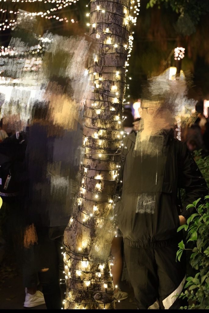 其實我是看某哈X台某採訪一位女生 勇敢的說出自己的遭遇自白 才鼓起勇氣回憶並且撰寫那天的經歷  內文多補充*一句 「是因最後也成功逃離到客房」 所以標題才以差點被強姦為下標  另外想特別說 我想「不對的事情」不會因為隔了一陣子 或者是很久 就會變成「對」的 我從來沒有為這件事情去執行相關執法的程序 是因為我沒有勇氣  我只求一個訴說的空間  謝謝大家的鼓勵跟關心也有收到  質疑的部分我稍作澄清 對於站在中立只聽一半的我覺得可以接受 不過是路人或卡友及粉絲都好 我想好好的跟你們說  質疑1 ：騙愛心 其實老實說沒人會拿自己的傷疤去騙愛心的 也沒有要走任何司法途徑去尋得賠償 還不如靠我自己賺的業配還比較多… 就如上訴所說我只是想找一個訴說的平台而已  質疑2 ：創作文 當天除了 逛耶誕城聽演唱會 還有相約外拍攝影師從桃園陪同 還有一名北上雲林的朋友陪同 不過只有到耶誕城完 他們各自離開了 而外拍攝影師是主要當天是拍我  但也是有幫他拍了幾張 也因事後攝影師有傳給我後 A事後一直私訊賴我 請傳照片 但我當時深處於水深火熱之中 完全沒空理會這些事 他只回我「做人要有誠信…」就封鎖我了  於是我也封鎖回去 所以不用去他版上找了 照片在我手中 我們只有合照打碼的部分  質疑3 ：發文用意 我是看了哈X台那位女孩的影片自白 受到激勵 想把這身淤泥揮之不去 現在我盡我所能的正面這些訊息  晚點更⋯上班