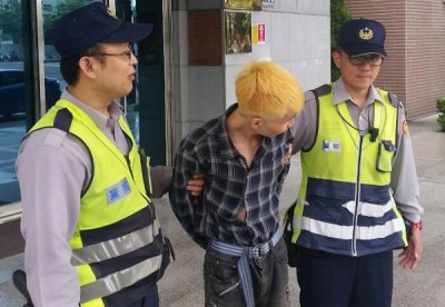 原因很多方面 根據觀察 8+9及台妹在生物行為學上呈現一種返祖的特徵，也就是逆演化， 人類演化的過程因智力增加而逐漸被淘汰的一些動物行為模式；在8+9的身上可以看見，   生物學上有一個假說是 : 當生物在幼體受到威脅時，會誘發返祖現象，回想起老祖宗的生物本能， 以便用最有效的方式存活，然後這種本能會覆蓋掉理性思考，因為理性是最晚演化出的。   8+9及台妹幼年期受到的威脅是--- 有許多是生長在非典型家庭，例如單親、隔代、貧窮或是家暴， 不像一般中產階級的小孩的幼年期是充滿想像與安全感， 貧乏的生活環境逼得她們必須很早就面對真實的生存課題， 所以就激發出了像是: 衝動、暴力、依附肉體強者的本能    8+9發出的慾望也是很原始的， 在缺乏愛的教養環境就渴望被愛，所以談戀愛佔用了國高中生活大部分時間， 由於對於愛情的佔有欲特別強，只要分手很容易就產生報復心態， 聚眾談判一言不合就打起來，或是在網路上散布前任性愛影片。 家庭提供不了安全感，她們就找其他力量作為寄託， 可能是宮廟陣頭、也可能是幫派。    然後原始本能也反映在他們的外貌喜好上， 喜愛染金髮象徵著猩猩社會中雄性首領所擁有的的偏棕色毛髮， 這種顏色只出現在較年長的猩猩背上，而首領通常由年長者擔任， 被髮蠟抓得蓬鬆的頭髮象徵著健康的毛髮，擁有這種毛髮的猩猩有較高交配順序，   拍照時的嘟嘴則是一種社交語言， 當猩猩興奮、遇到食物的時候就會擺出這個表情。 回歸正題，為什麼有些女生喜歡8+9，  因為在猩猩的社會中， 暴力代表的就是地位，越殘暴越能在群體中獲得更多的權力，也就有更多的食物， 衝動不計後果代表著該雄性有能力所以才不需要考慮後果， 而冷酷則是代表他的地位遠高於你，所以該雌性對他沒有性吸引力， 在猩猩的社會中沒有好男配好女一公配一母這種事， 所有雌性都是追求著有最高交配地位的雄性，   所以8+9身邊的妹子才會這麼執迷不悟， 男人越是越對他冷漠，她內心的火越是狂熱， 越是被糟蹋，越是凸顯8+9的地位崇高 (連雌性都敢打一定是老大)  有些女生甚至願意供養8+9男友， 畢竟身為首領的雄性是不需要親自出馬狩獵的， 有些人們就是不通曉這個道理，才會用錯誤的方式去追台妹， 溫和有禮貌對她們來說就是無能的象徵， 謹慎保守就是懦弱，  對異性畢恭畢敬、苦心追求，低聲下氣求交配? 你就是自貶身價，只有團體中最低等的黑猩猩才會去追著雌性屁股跑。 大概就是這樣。