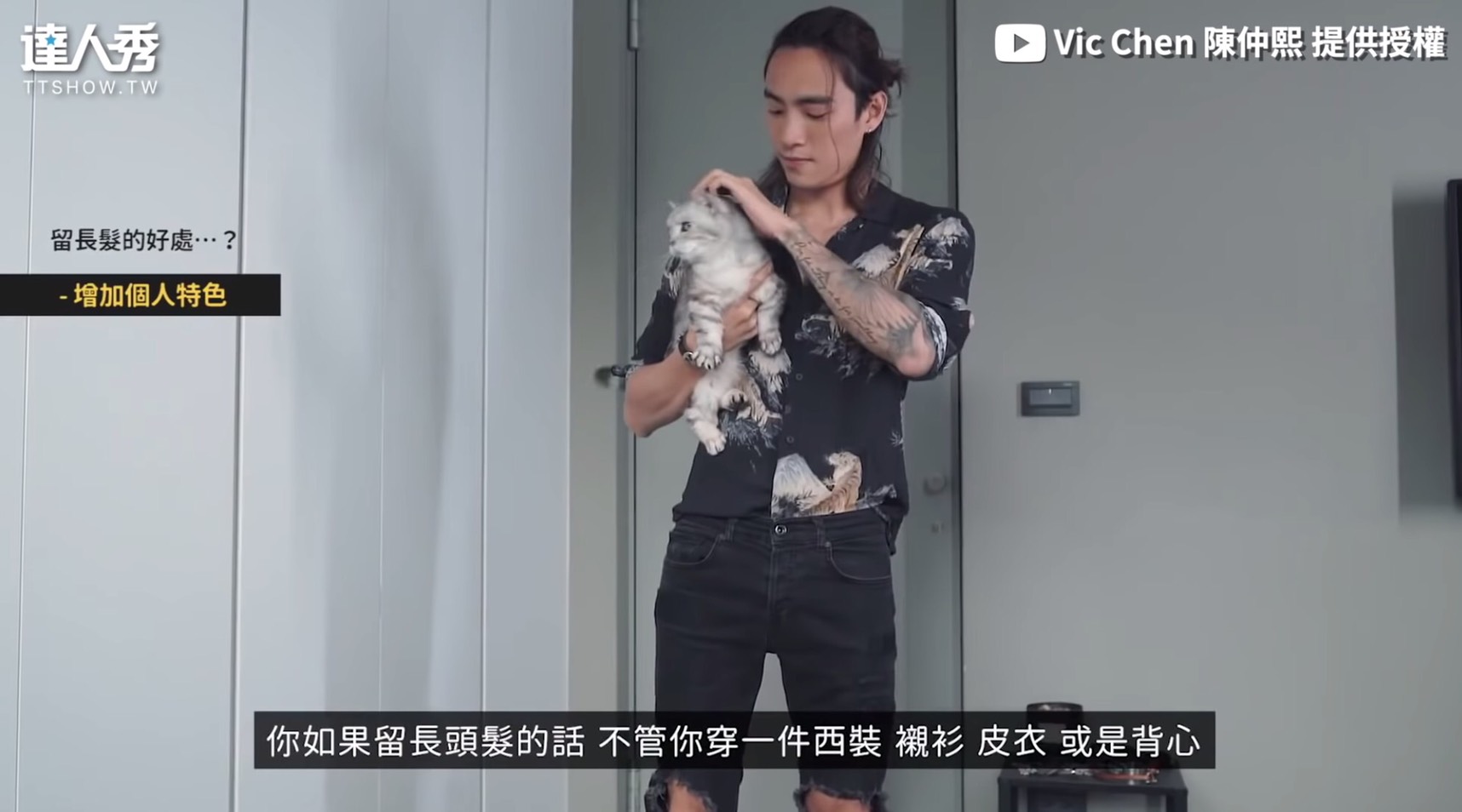 此外在造型上也相當多變,不論想做什麼造型的非常方便,像是旁分、梳油頭、中分、勾耳後…,甚至只要戴個帽子把頭髮塞進去,看起來就是常見的短髮了。