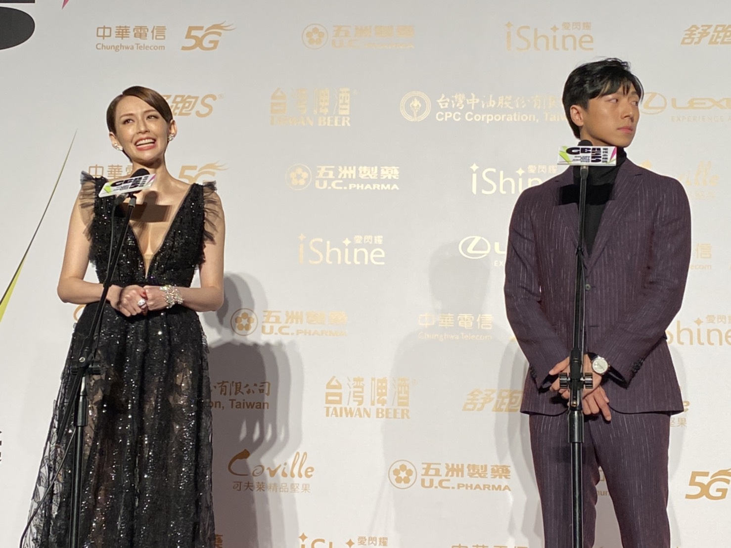 袁艾菲在《我們不能是朋友》中飾演主角的好閨蜜-韓可菲，是一個性感破表，同時也相當有義氣的角色，十分討喜。 而袁艾菲在劇中的「復古港風」造型也戴起一波潮流，從妝容到髮型都成為大家競相模仿的對象。而今日袁艾菲也頂著招牌俐落短髮走上紅毯，讓觀眾大呼：「太辣啦！」、「袁艾菲的身材真的超好」、「瘦兇代表！」