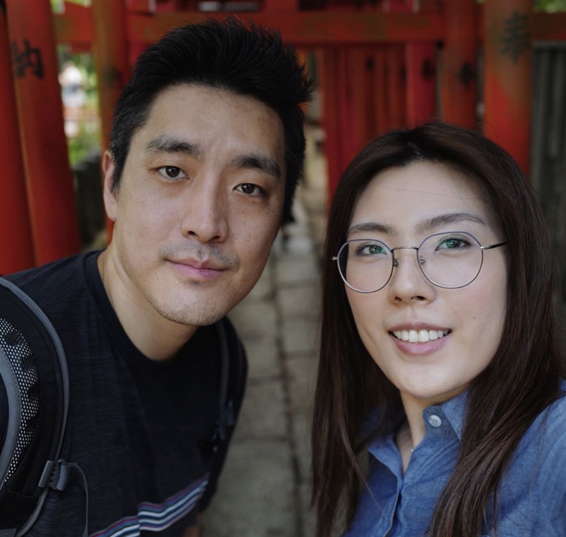 知名Youtuber理科太太,在2019年11月時在頻道上上傳一支名為《感恩節冬眠宣言 - 感謝還在收看的理科粉們》的影片,宣布自己即將停更一段時間,粉絲們聽完原因後紛紛表示十分不捨。 理科太太在「冬眠宣言」裡提到,老公John由於腦內的血清素分泌不足,賀爾蒙不平衡,因此無法像常人一樣判斷事情,每天都覺會覺得天要塌下來了,因此導致憂鬱症第6次復發。 而為了照顧生病的先生,理科太太身心壓力大到讓自己「自律神經失調」,必須透過服藥控制。由於在疾病與生活壓力的困擾下,理科太太坦言寫不出好腳本,也對工作團隊深感抱歉,於是決定先暫時休息幾個月,等養好身體再回歸幕前。 一直被大眾認為是人生勝利組的理科太太也罕見透露出了自己的「陰暗面」,她表示:「有陰影的地方,後面一定有光。能知道哪邊需要修補,你才能去修好它」,也承諾粉絲們在養病完後一定會回歸:「我親愛的理科們,我們2020年春天見。」