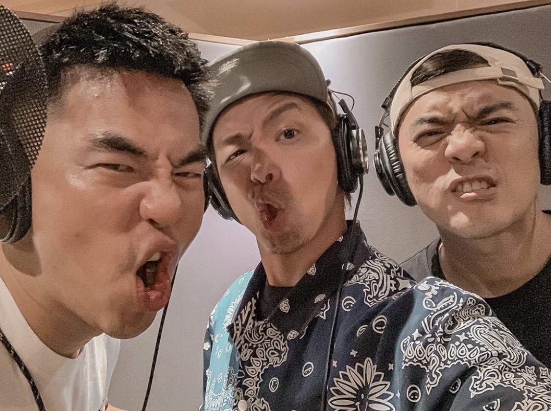 已逝藝人小鬼-黃鴻升16日因主動脈剝離造成血管阻塞驟逝家中，震驚了整個華語圈，親友和粉絲們也對此十分不捨。而日前小鬼與好兄弟竇智孔、柯有倫等人合唱的歌曲《扛得住》的幕後花絮也在Youtube上架了，讓粉絲可以再次看到小鬼生前燦爛的笑顏。  24日是小鬼爸爸的60大壽，因此滾石唱片決定提前在Youtube上架《扛得住》花絮，也透露了小鬼等人當時的創作理念，希望大家聽完後都能更加堅強，勇敢面對人生中的挑戰。  《扛得住》是黃鴻升「Plan B 專輯」的第5首單曲，也是他留給地球的最後一首友情歌。製作人柯有倫透露，製作理念是是因為3人在打拚努力的路上，看到了對方身上的堅持與執著，希望可以透過寫歌的方式紀念這樣的情感，同時也為此次的新冠疫情加油，鼓勵所有遇到困境的人都能度過眼前的難關。 「扛得住」3個字一直是小鬼生前的口頭禪，許多人也曾被此鼓勵過，因此此次藉由歌聲的力量，希望可以把這股正能量分享給更多人。滾石也安慰粉絲們表示：「人生總是起起落落，無論日常或無常，都得勇敢面對。用力地哭過、痛過之後，請瀟灑的與身旁的朋友乾一杯」、「明天開始，我們都要堅強的過生活。」