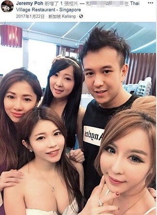 在網路上擁有超高人氣的雪碧,靠著敢說敢露的風格受網友喜愛,平日裡也接下許多代言等活動,但卻被爆出她竟然私下兼差當仲介,找辣妹到海外坐檯賺錢。 據《鏡週刊》報導,雪碧除了網紅事業之外,私底下竟仲介網美辣模們到新加坡的「花場」陪酒坐檯。雪碧因為半年前和一名新加坡富少Jeremy交往,男方本來便從事酒吧夜店和花場生意,而雪碧在辣模之間的人脈又廣,雙方於是合作仲介網美辣模坐檯。 而在這個新加坡花場中,女生只要坐檯7天便可以賺進45000元底薪,其中還不包含獎金,若客人想要帶出場,則費用另外再加上去,而雪碧透過自己在辣模中的人脈,分享「打工機會」。而雪碧會急於賺外快,疑似是因為自創的行銷公司爆出財務危機,加上和股東鬧出糾紛,先前更傳出她到柬埔寨置產反遭詐騙,損失300多萬元台幣。 新加坡有各式夜生活場所,而「花場」中,小姐、辣妹們會在台上勁歌辣舞,施展渾身解數吸引客人找「花姐」買「吊花」打賞,一次費用約480元至24000元,如果客人砸的錢多,小姐們就會陪客人喝酒聊天、玩遊戲,目前已有超過百位台灣女生在新加坡「打工」。 面對外界種種質疑,雪碧也在FB做出澄清,表示:「我是有發新加坡夜店活動,是很單純的宣傳店家網紅模特活動」,而非外界所說的辣妹坐檯,更懷疑自己被人惡意抹黑。 雪碧認為認識她的人很清楚她的為人,她不會做出這種事,也謝謝大家關心,最後則說:「關於他人的惡意攻擊毀謗,名譽毀損會交給法律」。更在貼文下方留言再次重申:「今天我生日,說ㄧ句天地良心,我不是新聞講的那種人,就這樣」,也希望大家勿再聽信謠言。