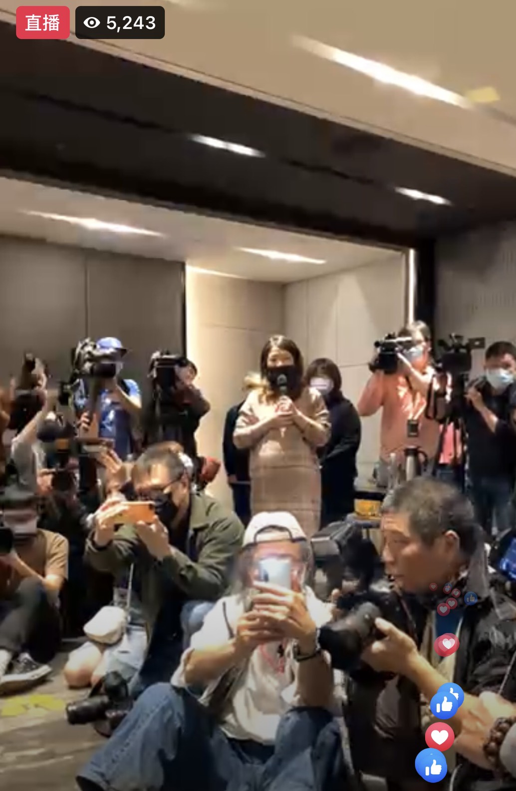 雞排妹4日晚間在自己的FB上放話將會出席「翁立友」記者會,而今日她也十分準時的在下午2點鐘就抵達現場。 但豪記唱片發言人卻堅持,若雞排妹不離開,說明會將不會舉行,甚至還拜託所有在現場的記者媒體幫忙趕人。 獨自一人前往的雞排妹則坐在現場,開啟手機直播表示:「我們兩個都是當事人,為什麼不能面對面說」,並聲明自己不會發表任何言論,尊重這是「對方的說明會」。 經過大約40分鐘的僵持後,豪記唱片表示今日記者會先行取消,說明會將改由「線上直播」的方式舉行,而雞排妹聽聞後也終於起身離開。 不料雞排妹前腳一走,翁立友就立即現身開啟說明會,並再三澄清自己「絕對沒有」性騷擾雞排妹,其律師也表示相關事件也已進入法律程序,將用司法力證翁立友清白。 但萬萬沒想到雞排妹得知翁立友出席後,立刻搭車返回現場,但卻被工作人員阻擋在門外,直至翁立友離開前都未能見到他。 最後面對記者的採訪,雞排妹面露無奈說道:「為什麼不敢跟我見面」、「對方之前就說要放影片佐證,為什麼這麼多天了都還沒放出來」、「影片中可以看到他確實有改歌詞,有說要幫我開公司的話!」 面對此次宛如八點檔般的鬧劇,觀眾紛紛抱持著相當兩幾的看法,有人力挺翁立友:「人家不是不敢見你,是不想」、「害怕見到你又要被你說性騷擾」、「不請自來,打亂大家行程有比較好嗎」 但也有網友力挺雞排妹:「對方為何不敢正面對決,心虛嗎?」、「翁講了半天感覺完全沒講到重點」、「雞排妹敢一人前往也是真的很勇敢了」、「承受這麼大的壓力都敢要去,可能真的有隱情」。