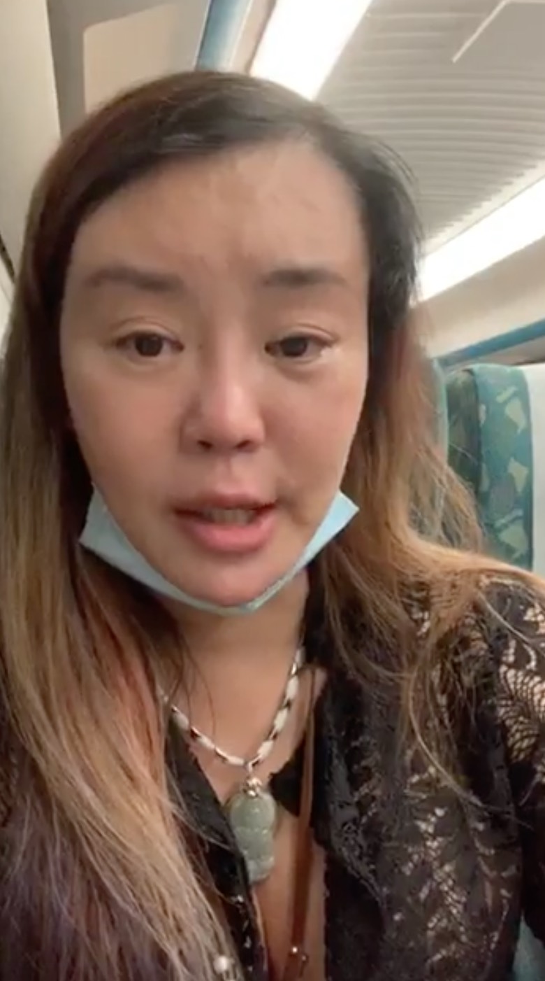 張婷婷近年來演藝事業相當不順,還因此需變賣法拉利超跑換現金應急。而11日她在搭乘高鐵南下的路上,開直播抱怨自己的一萬元現金消失了,又透露前一晚在房間看到許多詭異的黑影,斷定前一定是被「鬼」偷走了。 張婷婷由於直播音量過大,遭到高鐵站務員關切,並好意提醒她要顧及其他旅客感受,希望她能稍稍調整音量。不料張婷婷卻表示「後面都沒人」,還把手機畫面往後帶,結果觀眾卻看到整個車廂「滿滿都是人」,因此留言表示「你眼睛有問題嗎?」 隨後張婷婷和觀眾槓上,不顧形象直接飆罵「X你娘老雞X」、「丟臉丟到你X的B」、「X你娘卡好」,還直接走進高鐵電話亭大吼叫,讓觀眾直搖頭表示:「跟你同台車的人真的很倒霉」、「可以把口罩戴好嗎」 但網紅T妹昨日卻表示,自己看完張婷婷的直播後覺得很可愛,還批:「我不像死魔人有耳背…她的聲音還好」,表示高鐵不是給人睡覺的地方,不認為有人講電話或聊天是不禮貌的行為。 「何謂禮貌?還是過度自我中心,不想有任何雜音,應該自己包私人飛機」,T妹直批自私的應該是後面的旅客,表示張婷婷還弄丟了一萬元,大家就應該多多包容禮讓:「自私的正義魔人,才搞不清楚什麼才是真正的擾民。」