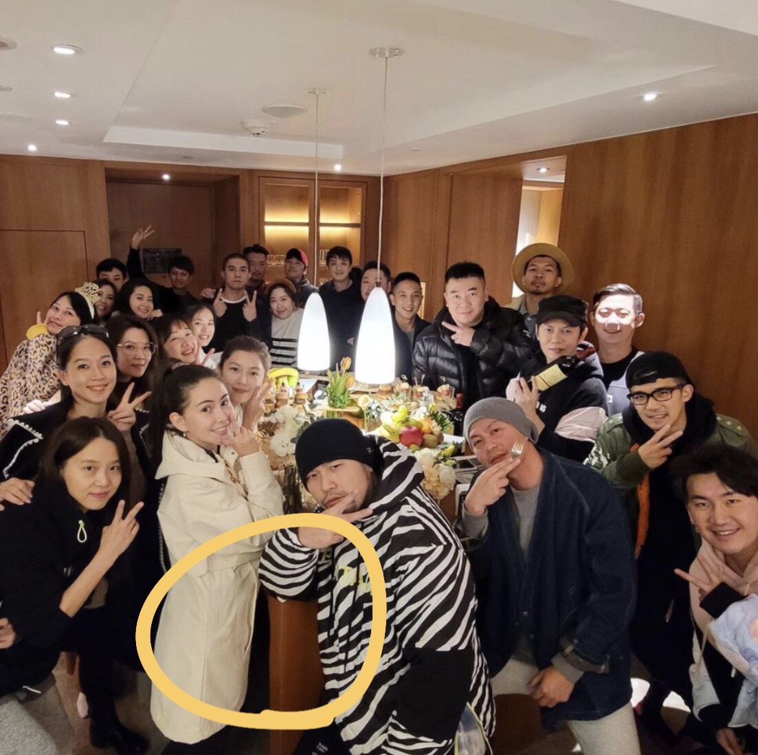 而看到周董的照片後，發現昆凌的肚子竟然又變回平坦的樣子，而一旁的椅子也被周董不小心「修歪」了，如此明顯的提示引起網友們熱烈討論，紛紛留言猜測昆凌是不是準備要生「第三胎」。