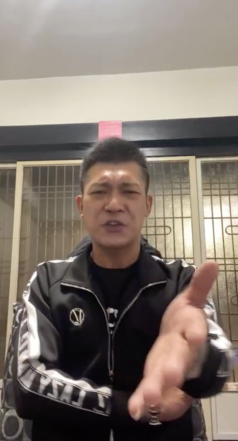 26日國台辦發言人馬曉光宣布,由於中國海關多次從台灣進口至大陸的鳳梨中,採檢出有害生物,因此將從3月1日起暫停台灣鳳梨進口,引發熱議。 而近日因「罔腰懷孕事件」爆紅的網紅「鳳梨鼠薯」(吳泓逸),昨日在IG發文寫下:「一堆果農跑來找我... 台灣鳳梨怎麼了嗎...?」、「哪裡有毒?你才有毒?你全家都有毒!!!」 對於鳳梨價格恐有可能崩盤,造成許多果農恐慌,紛紛向「鳳梨鼠薯」求助,希望可以透過網路力量呼籲大眾多多消費,也望可以將鳳梨銷往其他國家,尋求新的解決管道。 此外也有水果加工商在鳳梨鼠薯的貼文下留言求助,表示至今已幫助許多果農接收鳳梨,但仍有高達3萬噸無法接收,實在是束手無策。因此希望鳳梨鼠薯可以呼籲網友多多購買和鳳梨相關的食品,讓紓困政策可以確實落實。 鳳梨鼠薯昨日晚間更在IG開直播怒斥,強調台灣鳳梨出口的合格率高達99.79%,希望大家可以多多支持品質優良的鳳梨:「你(中國)今天不要沒關係,我們自己銷,鼠薯決定要幫助這些農民」、「呼籲每一個人,從明天開始看到有鳳梨的東西都買」,更不忘搞笑大秀英文:「例如,那個Pineapple vinegar…Pineapple shrimp ball,這個鳳梨蝦球,去餐廳就點這個!」 讓不少網友看完後大讚:「鼠薯真的是每日快樂來源」、「謝謝你為台灣農民發聲」、「這才叫網紅!」、「難道我看起來像Farmer嗎」