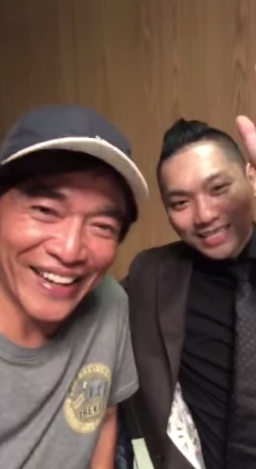 綜藝天王吳宗憲先前曾在節目上酸「網紅沒素養」，引起直播天王連千毅的不滿，更放話要跟他開直播比觀看人數。對此吳宗憲則無奈表示自己平常很少使用FB，因此完全不知道連千毅是誰，強調自己並沒有刻意針對誰。  雖然兩人曾激烈的隔空槓上，但是就在今年2月時，連千毅突然在FB發文寫下：「#亞洲綜藝天王 VS #亞洲直播天王」，吳宗憲更PO出兩人一同拜年的影片，還表示自己先前就已經在找尋與連千毅合作的機會了。  而日前吳宗憲終於正式登上連千毅直播，兩人不僅一同賣跑車，還唱起了《城裡的月光》，氣氛相當融洽，讓網友們相當驚喜：「這是什麼世紀大和解」、「見鬼啦！」、「驚不驚喜，意不意外？」  而一旁的直播女助理們也都穿著相當火辣，其中網紅張摸摸穿著「黑色挖洞」禮服，大方露出渾圓南半球，更是讓網友們看完血脈噴張。但比性感禮服庚熹引人注意的是，有眼尖網友發現吳宗憲的黑色棉T竟然是已逝藝人「黃鴻升」的品牌—AES，這樣低調的懷念方式讓觀眾們相當感動，紛紛留言：「謝謝憲哥！」、「憲哥穿這件超帥的」、「謝謝你一直用你的方式懷念小鬼」、「憲哥真的是有情有義」