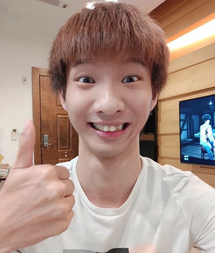 頻道坐擁近150萬粉絲的他,也曾拍攝太敏感的題材而先後遭到衛生局、國稅局…等政府機關關切。去年4月時小玉上傳了一隻「喝母乳」的影片遭到全網炮轟,因此消失至今終於出面了,但他此次卻丟下一顆震撼彈,透露自己要正式退出「YT界」,再次引發熱烈討論。 因此小編整理出2021網友最好奇小玉的3件事: 宣布退出YT界 跟笑笑的關係 母乳 宣佈退出YT界
自母乳風波過後至今,小玉已有長達將近1年沒有更新頻道,不少人都相當好奇他的近況。 而昨日小玉現身公視的《為寂寞在唱歌》紀錄片記者會時,突然丟下一顆震撼彈表示,自己將從這個角色畢業了。 小玉受訪時回答了許多大家最好奇的幾項問題,他表示自己目前已經不是「網紅」了,現階段則嘗試做美股投資,目前也有小小不錯的成績。此外針對先前的「被國稅局盯上」的收入風波,小玉則大方透露自己透過拍片賺到了約1500萬新台幣。 此外小玉也對支持自己的粉絲深感抱歉:「就明知道不太可能出來了,但是也不知道怎麼跟他們說」、「希望我現在的精神可以已經在你們心中」、「但是如果要回來的話,我還是要跟你們說一聲抱歉」。 小玉罕見的與粉絲談心,也引起許多人不捨:「感謝你願意站出來與支持者們道別」、「謝謝你帶給我的童年快樂」、「小玉人其實不壞」、「真的好想念你,拜託你回歸」。 跟笑笑是情侶嗎? 兩人因加入同一個經紀公司而認識,雖然皆未順利出道,但是卻一同踏入了YT界拍片。小玉與笑笑在鏡頭前展現了十足的默契,加上私下也住在一起,感情看似相當融洽,讓觀眾們不禁懷疑兩人的關係是否不一般。 2019年時,兩人曾拍攝愚人節奧搞企劃,並對外宣布關係從「家人變成情人」,結果隔兩日又拍攝了一隻「閃電分手」的影片,讓網友們相當錯愕。 雖然是常見的愚人節騙人手法,但還是引起許多觀眾不滿,對此小玉則解釋如果呢,我們真的在一起或是怎樣,也不知道啊,說不定我們現在是友達以上、戀人未滿,你們也猜不到啊」,但一旁的笑笑卻全程不斷搖頭,似乎直接否認了交往的可能性。 而去年爆發「母乳事件」後,小玉神隱多時,而笑笑則出面替他緩頰,同時也再度提起兩人關係:「每個專訪只要提到他,我都會說他是我的老闆、老師、貴人、家人…」,也再度證實兩人非外界所傳的情侶關係。 「喝母乳事件」 2020年4月,小玉在頻道開箱「母乳」試喝,但全程不斷玩笑以及嫌棄的口吻,遭到全網炮轟,甚至引起母乳協會的關注。 小玉表示自己相當好奇「母乳」的味道,因此從知名購物網站上購得了1公升的母乳,並與夥伴笑笑一同進行開箱試喝。 但兩人喝下去後,便不斷皺眉還不時做出「反胃嘔吐」的舉動,小玉表示母乳嚐起來有豆漿的口感,但是又帶一點腥臭味,最後他更直呼:「有吉娃娃的味道」、「有狗味」。 最後他更將母乳與許多配料,如Oreo、麥片…一同食用,並拿著家有珍珠的母乳戲稱是「珍珠人奶茶」,最後他表示睽違了24年再次喝母乳,竟然有這麼差的體驗,還表示自己喝完後覺得肚子不舒服。 該影片遭到網友輪番砲轟,不少人痛斥小玉無視母乳的珍貴,竟然以如此不屑和戲謔的眼光看待,認為他有污名化母乳的嫌疑:「非常沒有水準的影片」、「每滴都是媽媽辛苦的血液,有夠下流」、「母乳不是這樣給你拿來浪費的」、「多少媽媽因為擠不出母乳飽受折磨,你卻拿來消遣」。 此事引起母乳協會的高度關注,而立委王婉諭更主動召開記者會,總結出幾項有關目前臺灣的母乳現況以及相關法規。協會提出了幾大訴求,其中包括希望大眾可以透過此次風波,為哺乳媽媽創造更友善的環境、也喊話要小玉將影片下架,更呼籲民眾切勿點閱以及分享。 事隔2個多月,小玉選在自己生日當天拍片向社會大眾道歉,影片中只見小玉下跪表示:「我完全知道自己做錯的地方在哪裡」、「希望大家能再給我一次機會」,也表示自己對於亂開媽媽們的玩笑感到相當愧久,因此決定下跪道歉以示誠意。 但卻獲得相當兩極的迴響,部分網友認為:「誰沒犯過錯,至少有道歉」、「不用把人逼上絕路吧」、「停止網路霸凌,大家適可而止就好」;但也有一部分觀眾不買單,直呼:「不是道歉就可以解決問題」、「拍片當下怎麼沒想過後果」。