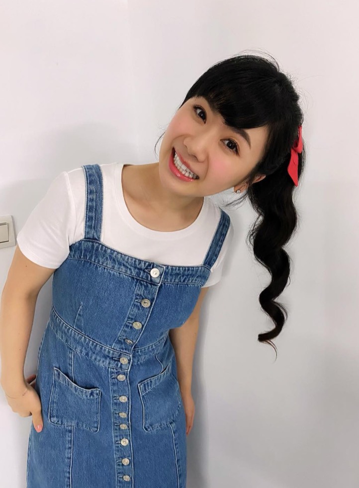 福原愛與江宏傑結婚近5年,一直是眾人公認的模範夫妻檔。但在婚變風波爆發後,日媒《週刊文春》曾踢爆兩人甜蜜婚姻下的假象,透露江宏傑在婚後多次對福原愛言語暴力,包括罵她妓女、婊子…等,加上江宏傑家人將福願愛視為「金雞母」,並長期對她進行精神虐待。 而《週刊文春》3月底也再次爆料,福原愛友人透露她已找好律師,準備向江宏傑提起離婚訴訟;而江宏傑也向她表明「不會把孩子給你」。23日福原愛終於透過事務所回覆:「謝謝他提供協議的場合,對於孩子,我想要選擇最好的方式,請大家繼續溫暖的守護我們!」 消息傳出後,在微博上引起熱烈討論,不少網友紛紛支持福原愛離婚,原因是認為:「台灣對於『老婆』這個角色很不友好…只能說台灣大環境下女性地位還是挺低的」、「你得能伺候夫家一家老小,不然就要被罵或被打或罰」、「重男輕女很嚴重」。 同時許多人也紛紛「恭喜」福原愛:「擺脫心機男,加油」、「趕快逃離魔爪,你值得更好的」、「你應該嫁給東北漢子,不是嫁到台灣」、「恭喜妳離婚,趕緊逃離台灣吧」。