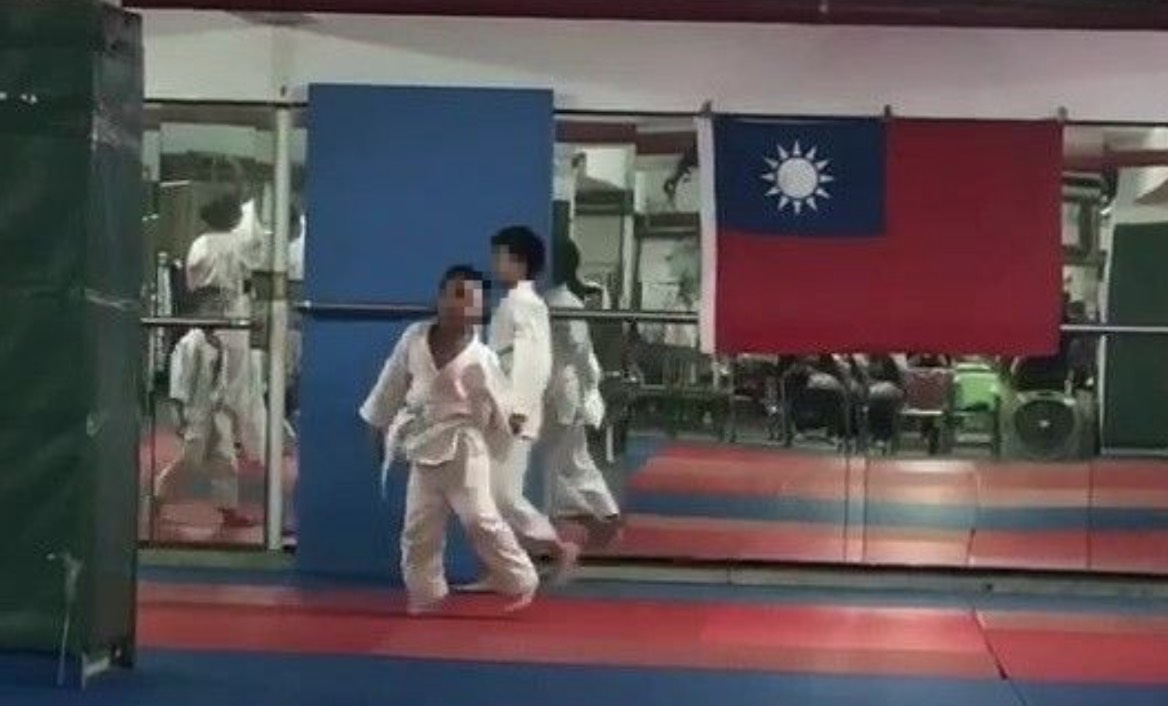 7歲男童因在柔道課程期間,遭教練與學長連續重摔27次!導致男童當場昏迷緊急送醫,但手術後目前呈腦死狀態,成為植物人的機率極大。家屬不捨孩子承受如此痛苦,曾一度想放棄。但沒想到男童求生意志強烈,拔管後仍有呼吸心跳。 目前孩子身上插滿著大大小小的管子,仍努力在與死神拔河,引起社會關注,網友紛紛祈禱出現奇蹟,讓孩子能再回到健健康康的樣子。 而育有一個寶貝兒子的網紅「T妹」看完後,也深感痛心:「我們的教育,不是打、就是罵、羞辱、過度體罰,甚至對小孩『過度嚴厲』」、「人命如此不值錢,在一個『不懂尊重他人身體的教育體系』,會有什麼好風氣?」 更提到自己小時候也曾被老師打,,讓她氣得想對老師提告,但是媽媽得知後卻要她隱忍:「這是台灣⋯ 法官不會理你,你可能還會被全班排擠」、「因為大家都被洗腦,老師是因為愛你,希望你好才打你」。 因此T妹表示才會將兒子送出國,更表示自己曾經差點將孩子送到國內兩間「出過事」的托嬰中心:「不然你們可能看到的是他的屍體」,T妹也痛斥台灣現在社會風氣就是「白痴奴性」,更不明白為何要將孩子像畜生一樣對待,也不贊同家長間彼此以打小孩這件事來炫耀。 最後T妹也感嘆因為如今的社會現象,導致有愛心、耐心的老師越來越少:「恭喜我們少子化全球第一,少點傷害是好!」