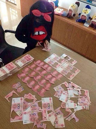 米卡由節目《創造營2021》成功出道後，成為INTO1的成員，深邃的五官加上帶有日文口音的溫柔唱腔，讓不少人相當看好他後續在中國的發展，也吸引到了不少海內外粉絲的支持。  但近日卻有一名網友挖出米卡的母親，2018年竟在IG上PO出一張「剪人民幣」的照片，只見一名小女孩拿著剪刀，低頭專注的把紙鈔上的「毛澤東」像一個一個剪下來排列整齊，一旁還放著厚厚幾疊的鈔票，似乎打算一口氣全部剪完的樣子，對中國網友來說這已經嚴重觸及「辱華」的行為了。  不少人憤怒的湧進米卡媽媽的IG謾罵，而她雖然在第一時間已發文澄清照片是「截自網路」而非本人所為，但疑似與網友溝通未果，因此選擇直接將IG帳號註銷。  事後終於有網友查清事件真相，也在微博發文替米卡一家平反，解釋這張涉嫌辱華的照片其實是來自於中國網路，米卡媽媽看玩後覺得照片裡的孩子太胡鬧了，想分享給親朋好友吐槽。  但礙於IG沒有「分享」功能，因此才用了截圖發文的方式，因此並非米卡家人的行為，也請大家停止一切的網路攻擊：「米卡媽媽當下沒有意識到這類行為會產生不良社會影響，十分後悔…也深感歉意」、「媽媽為防止再有其他問題發生，已將該IG帳號註銷，以後也會謹慎自己在公共場合的發言」。  不少米卡粉絲也紛紛站出來聲援：「真相大白了，那些網暴的人是不是該去道歉」、「最恨你們這些看見黑影就開槍的人了」、「網友，說穿了就是一群暴民」。