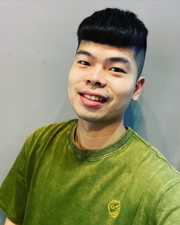 據判決書中記載，Gino在去年性侵一名直播主，雖然對方全程都有表明自己不想要，但Gino竟回覆對方：「「我看到你就忍不住想要性交」、「忍不住，沒辦法」，並倚仗著兩人的身高差和體型讓兩次性侵都得逞。  事發後，八點檔女星張家瑋也出面爆料，自己曾在一次飯局中，被當時完全不認識的Gino強吻脖子。  種種誇張行徑讓網友們全看傻，但事件卻還沒結束。就在2日前，一位知名Coser終於鼓起勇氣在FB發文爆料，坦承自己也曾遭Gino性侵，讓她至今心理仍有非常嚴重的創傷。  女生表示與Gino是在工作上認識的，兩人間完全沒有任何曖昧，只是偶爾會聊天逛街的好友。而有一次女生基於對Gino的信任，因此答應讓他來租屋處參觀，不料對方竟然把她強壓在床上，並非常粗暴的對待她，包括強吻、摸胸及私密處。  女生表示自己雖然一直清楚表明「不要」、「不行」，但Gino同樣也倚仗著身高差，最後以手指插入性侵得逞。  事後女方因為覺得羞愧，因此一直沒有把事情公開，但卻導致Gino以為她好欺負，並屢次在公眾場合強行抱著她或是強吻。  藉由此次機會，受害人才終於鼓起勇氣把事件公開，也希望Gino能學到教訓：「以後，請不要再有強暴的行為」、「請不要把快樂，建立在別人的痛苦身上」，也獲得網友們聲援：「辛苦你了」、「要能說出口真的不容易」、「應該把他化學去勢」、「希望沒有下一個受害者了」。