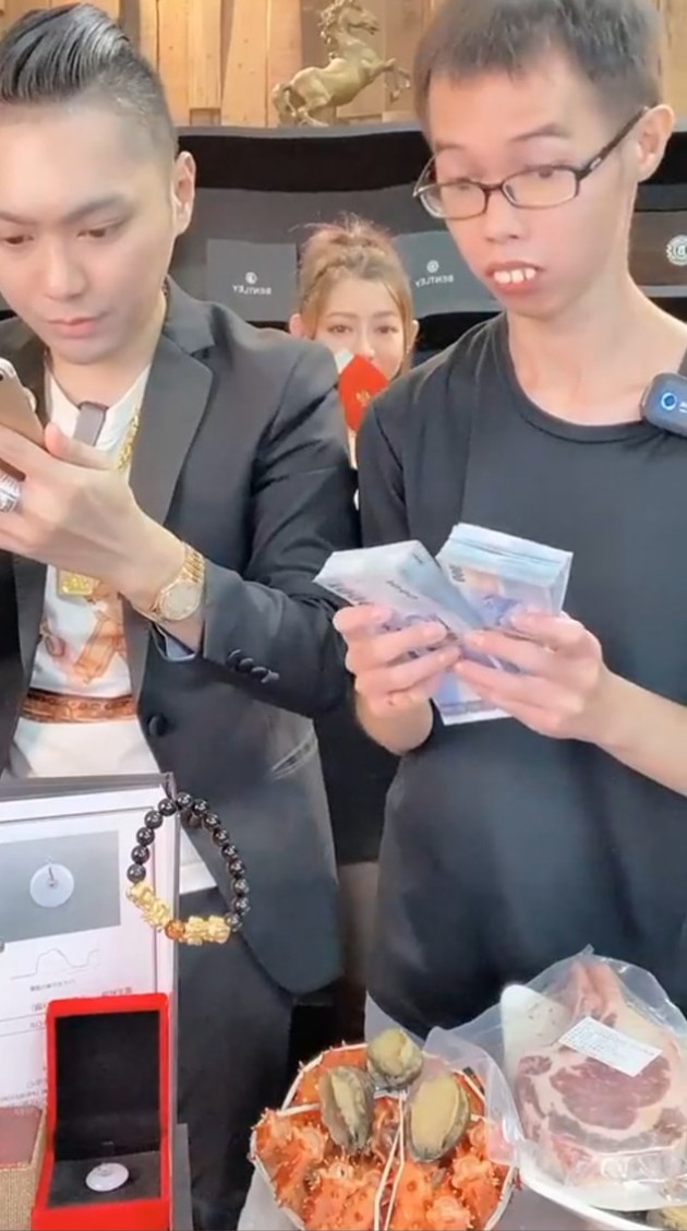鄧佳華先前考進日月光的消息震驚不少人,而他也開心發文表示自己很喜歡新工作,更有信心可以在這裡工作3年以上。但幾日後卻驚傳他已離職的消息,事後鄧佳華解釋因為自己術科考試沒過,辜負了日月光人資對他的期待,因此只好離職走人。 離開日月光後,鄧佳華又火速找到了一間電子小廠,老闆還曾一度承諾他「部會隨便資遣」,但遺憾的是當天下班他就被告知不用再來上班。 事後鄧佳華在FB瘋狂發文抱怨:「我本身就有新竹物流的經驗,小、中、大物流廠根本是狗眼看人,就是不讓我錄取」、「小電子廠更是誇張 每家都錄取不過」。 而連千毅看到後卻向喊華鄧佳華,要他到公司來上班,更直接大方表示「待優」,引起網友熱議。 而鄧佳華近日也跟著連千毅直播賣貨,其中他還拿著20萬的「發財金」露出相當不可置信的表情,也成為一大亮點。 事後鄧佳華也發文寫下:「在跟大哥直播的時候,生平雙手拿著20萬,這感覺真的不可思議」、「不一樣的格局、不一樣的氣場,跟著大哥會開啟我未來的天窗」。 而網友們看完也紛紛笑翻表示:「開天窗是出包的意思啦」、「超過二十萬可能會打開天靈蓋」、「開啟一扇門應該比開天窗來的好一點」、「你這次真的要好好努力」、「不要辜負大哥對你的期待」。 而關於鄧佳華的工作待遇,連千毅則表示會免費安排地方給他住,週休二日試用一個月,目前也先給他28K的薪水,但承諾在適用期過後會加薪,羨煞不少觀眾。