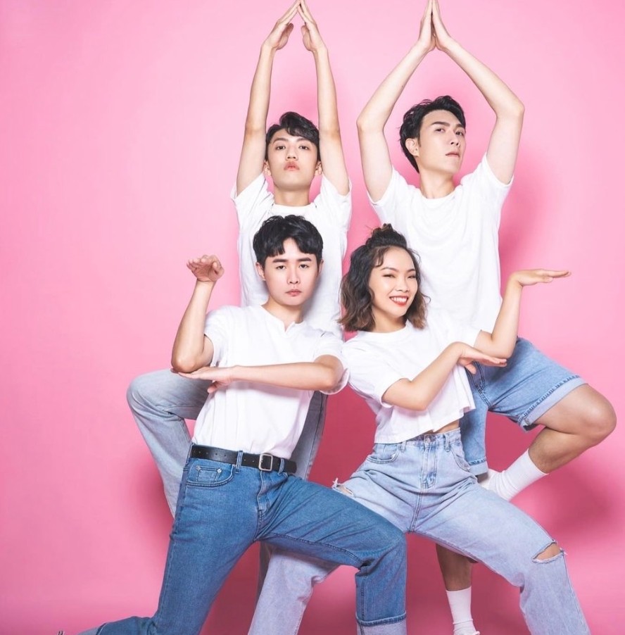 日前曾有網友寫下一篇標題為「懷念以前的小吳三人組」的文章，提到自己並不是認為卡特不好，只是突然很難適應這樣的新組合：「小吳團隊應該也有思考過加入卡特後的利跟弊」、「當然可以用既有的人氣，來幫助卡特快速漲粉的確很棒，但想也知道就會被放大」，更形容卡特的加入就像是「SHE突然加入了謝金燕」一樣，很難不被放大檢視。  但底下網友反應卻相當激烈，認為原PO此舉根本就是製造對立：「懷念也沒屁用，你一直說卡特沒有不好」、「但你的文就是在說他不好，還有你這個比喻很爛」、「你這篇文根本就是在霸凌他」。  但也有網友認為，卡特確實有點跟不上小吳三人組的說話節奏，有時甚至會搶華，讓場面一度變得稍微混亂，也直言這個團隊不論是感覺或是默契都沒有之前來的和諧，引發相當大的爭議。  有關小吳團隊的紛爭的持續延燒，近日有網友理性發文喊話酸民，認為有些話其實可以放在心裡就好，因為公開表示「不喜歡卡特、他很無聊、變得不好笑」…其實就是一種人身攻擊，甚至更涉及到霸凌。  「你可以表達你的不喜歡，但說出來沒有意義」、「或許下次想發表類似意見的時候，可以試著用鼓勵代替責罵」，該篇文章也讓不少人大讚：「終於看到理性發言了」、「真的沒必要為了他們吵成這樣」、「接納新事物很難嗎」、「拜託停止攻擊卡特」。