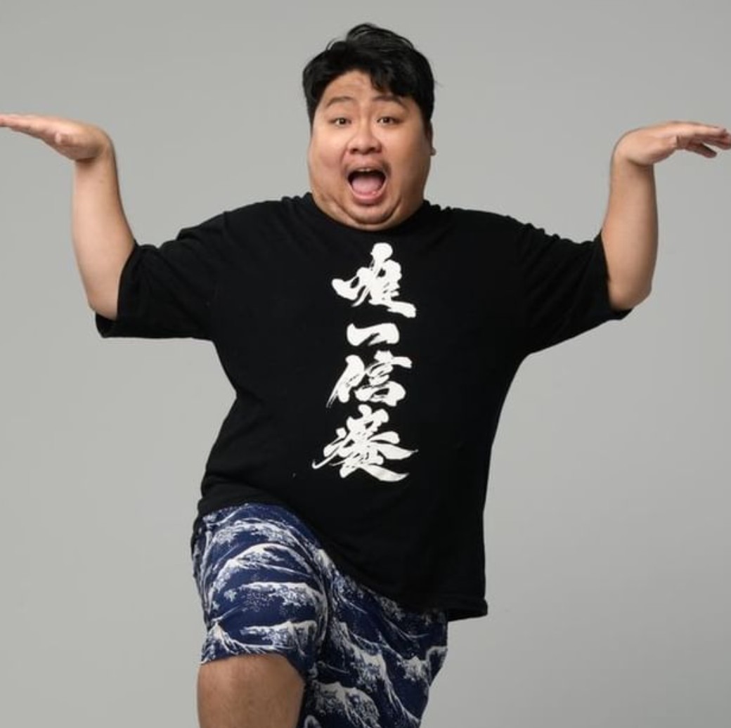 Toyz販毒事件爆發後,不少人紛紛去回顧統神曾對Toyz說過要把他「趕回香港」,以及資深統粉「香港分部部長」曾Call in統神,表示Toyz的人品有問題,說不定下個月就出事,到時統神就可以有機會反擊了。 統神也因此被網友們譽為「大預言家」,近日他每每開台時,都會被觀眾問到各式各樣有關Toyz的問題。而日前統神在直播中表示:「你們以為,我都沒有受到什麼壓力喔?」、「我跟你講,我現在在外面啊,這不是講好笑的,我隨時眼觀四路、耳聽八方啊」、「我很怕椅粉突然間給我來一下子」。 統神表示擔心Toyz粉絲會偷襲他:「跟他們講道理,他們也還是一群智障啊」,表示就算告訴他們Toyz是自爆,他們還是會因為統神曾經說過要把Toyz趕回香港而遷怒於他。 最後統神還打趣表示,其實自己就是印度神童的師父,所以講話才會這麼準,觀眾們也紛紛笑翻留言:「終於可以嬉皮笑臉做效果了」、「太神辣,冰鳥終究不敵不死鳥!」、「整段都在笑,到底有多爽」、「不至於真的會有人報復你啦」。 此外昨日統神開台時透露,原先提到Toyz刑滿後如果被驅逐出境的話,自己會去送機,但因為時間無法確定,讓他暫時取消了該項企劃。但他也安慰觀眾,如果到時Toyz要出庭的話,統神本人一定會到場,「法院企劃」也再度引起網友熱議:「阿航才是真愛吧」、「統神真的不離不棄」、「快笑死了,董消費誒」。