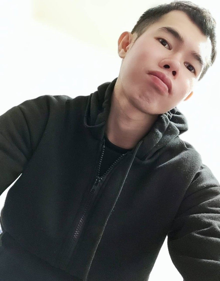 鄧佳華昨日開心在FB寫下:「進入AV界,要合作的對象是三上悠亞」,據《三立新聞網》報導,連千毅表示鄧佳華首先要先在台灣打造良好口碑,才能進軍日本成為男優,他表示目前台灣有許多AV業者都有和鄧佳華合作的意願。 但知名AV導演圤智雨卻在FB上狠狠吐槽他,表示他能去日本拍AV的可能性為0:「因為日本片商是非常嚴謹的,在台灣有名不代表日本人會屌你」、「連自稱台灣第一女優的吳夢夢都沒有去日本當女優了,鄧佳華更不可能去日本」。 此外,圤智雨表示就算鄧佳華在台灣當男優,一樣會遇到一些技術上的問題,像是「會不會硬」,因為要在10幾個工作人員面前硬,心裡一定會有很大壓力。 再來就是「商業價值」的部分了,圤智雨表示:「鄧佳華的首部AV.如果換成你是消費者,你會下載嗎?」,表示大家如果當成喜劇來看的話雖然會很有話題,但他不認為台灣會有女優願意接:「就算錢很高願意,那女優之後的心理壓力也是很大的」、「大家應該會看盜版的笑笑比較可能」。 不少網友看完精闢分析後也紛紛留言:「我是真的看不下去啦」、「口味有點重」、「不要造成女優的惡夢好嘛」、「最好是能到日本發展」、「在台灣都混不出頭了」。