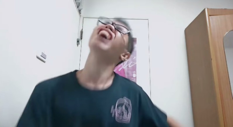 鄧佳華追求香草姐姐「宜軒」相當長一段時間,除了多次在FB公開喊話告白之外,先前甚至喊話想要到電視台和對方見面,讓當時的老闆連千毅痛罵他「整天在那邊色龜」。而他事後甚至還曾上傳一段「自甩7巴掌」的影片向宜軒道歉,但仍狠狠遭到網友們砲轟。 日前宜軒宣布從親子台畢業,將用「米卡米」的新身份重新出發,鄧佳華得知消息後竟在直播中難過痛哭。但沒想到才幾天不到的時間,鄧佳華疑似又勾搭上另一位新歡辣模「昱萱」。 鄧佳華昨日在FB曬出兩張對話截圖,並甜蜜向對方表示:「從此沒有宜軒,只有昱萱,不能在兩者之間周旋」,還表示自己已經答應新歡會好好愛他,從此不再提起宜軒:「這一生只愛昱萱,絕對不可能愛其他女生」、「粉絲們說的沒錯,或許追求昱萱比較容易許多」。 他也感性表示自己很看重新歡,因此不會讓她失望,也期望兩人未來如果成為男女朋友的話,可以一起牽手逛街,甚至還透露:「我的初吻還在,別怕」,並且迅速在FB掛上「與皇甫萌熹(昱萱)」穩定交往中」。 網友們也紛紛到底下留言吐槽:「這變心變得也太快了吧」、「拜託不要再鬧了」、「人家有同意嗎」、「恭喜宜軒終於解脫了」、「歸剛誒」。