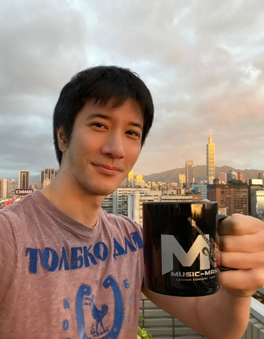 李靚蕾在信中透露王力宏在許多城市都有砲友,更坐實了他先前被傳召妓的傳聞是真的。此外李靚蕾也透露,自己被王家催生,而王力宏卻仍過著快樂單身生活,自己更是長期被其家人冷暴力、言語霸凌、羞辱。 而李靚蕾今日更加碼丟出一張對話紀錄,透露王力宏似乎打算用「房子」來收買她,只見他提出條件,表示只要李靚蕾向媒體表示,自己是因為太難過所以才說出那些話,並幫王力宏澄清他不是那樣的人,就把一棟房子給他。 消息曝光後,陳沂表示:「哄宏都已經45歲了,出事還要80幾歲老父出來扛,真正坐實被「家人」控制無誤,難怪動不動就要躺在地上憂鬱好幾天…」、「然後用房子利誘女生,要她出來說其實自己是神智不清發文真的不行欸」。 陳沂也直言房子沒多少錢,同時也是女方應得的,更批王力宏連談判都這麼摳門,「真是小家子氣的男人」。 不少網友也紛紛附和:「王爸出來沒用,下一步要搬出媽媽了嗎?」、「王家怎麼不願意花點錢找一下公關專家?」、「這波操作真的很失敗」、「從頭到尾都是小氣惹的禍」、「爸寶巨嬰,沒用又摳門」。