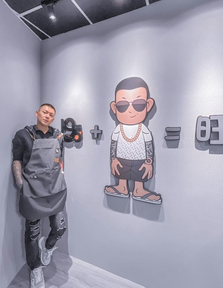 鳳梨以自己最自豪的「19.5」公分作為飲料店店名，並在本月1