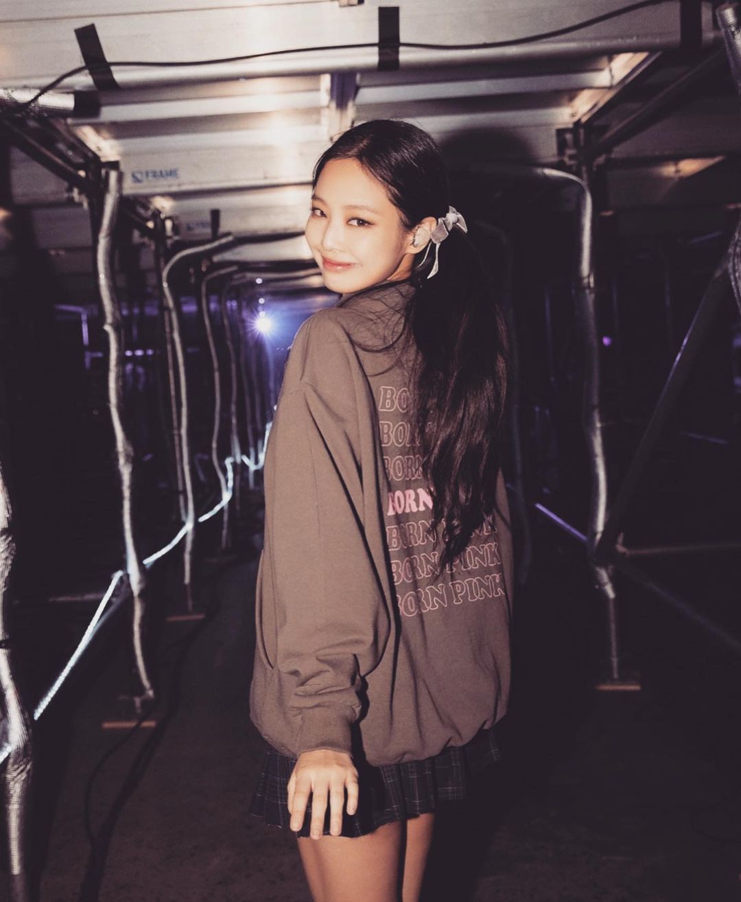 見舞台特效太興奮?Jennie突爆衝「彩帶雨」下一秒GG 尷尬畫面笑翻網