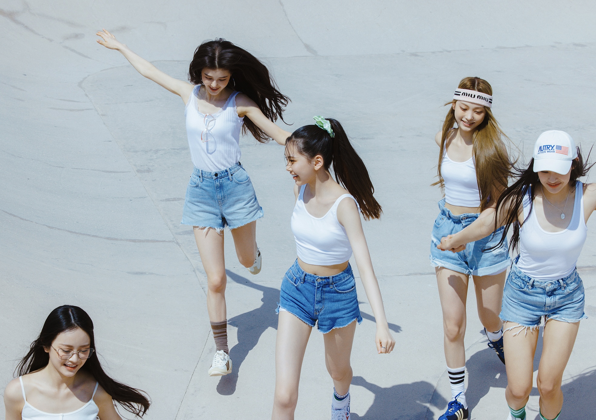 HYBE新女團不按牌理出牌!「0宣傳狂發5MV」全新概念網讚爆:完全不一樣