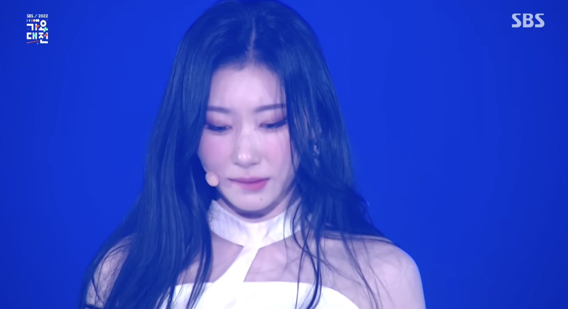 ITZY彩領疑肚子痛下台爆哭!「半夜2點連跑3行程表演」 粉絲心疼:真的不是人
