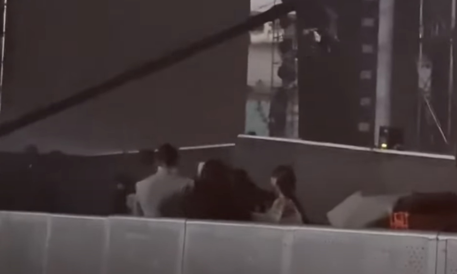 ITZY彩領疑肚子痛下台爆哭!「半夜2點連跑3行程表演」 粉絲心疼:真的不是人