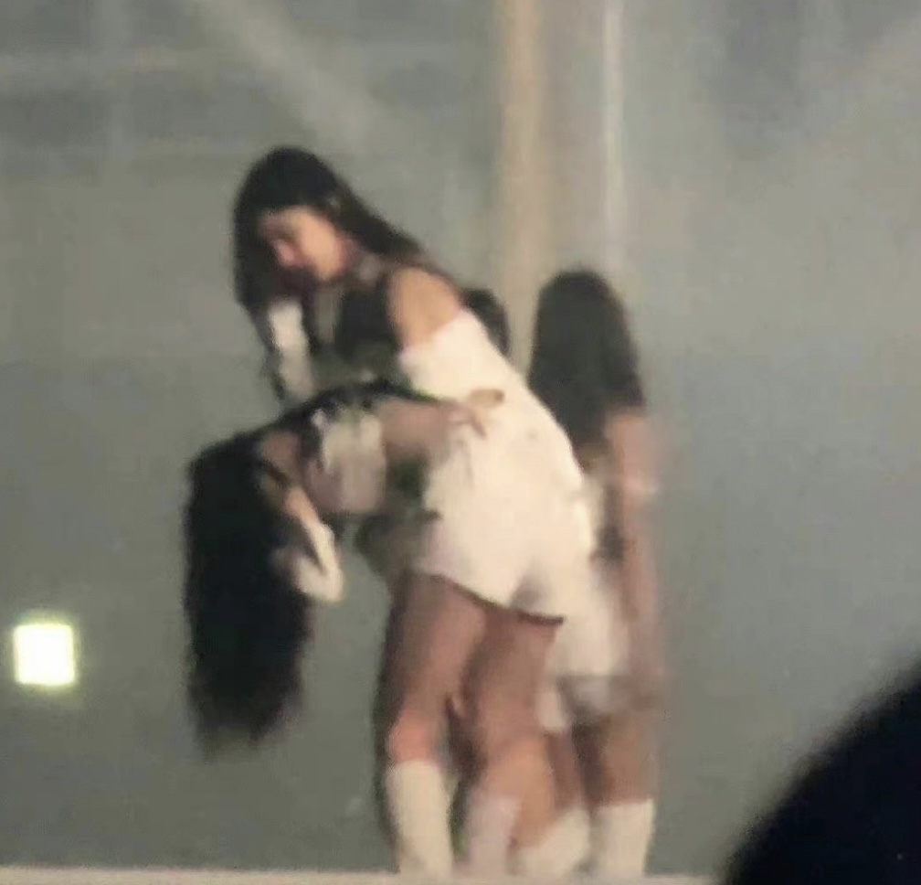 ITZY彩領疑肚子痛下台爆哭!「半夜2點連跑3行程表演」 粉絲心疼:真的不是人