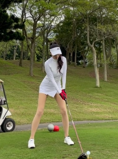穿「蕾絲上衣」暈暈爆出走!辣模子涵開腿「上衣滑落」 網嗨:再下去一點
