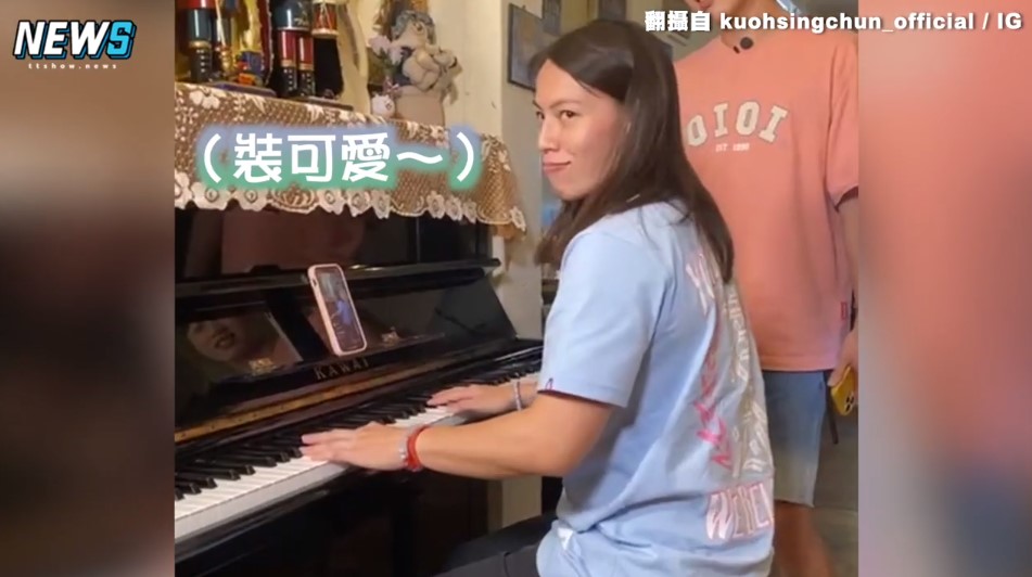 郭婞淳彈鋼琴凸槌急撒嬌!直呼「比舉重還緊張」 網求看小賴被舉起