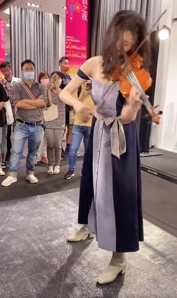 林逸欣拉小提琴險走光!「肩帶滑落」禮服越拉越低 驚險畫面全被拍