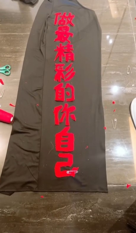 白靈公開金馬戰袍製作過程!親手縫製暖心金句 網讚:宇宙最浪漫的智者