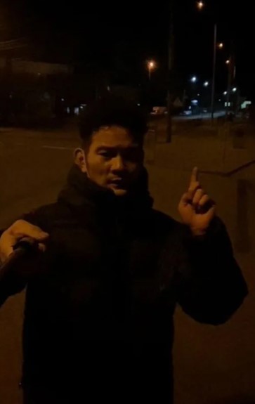 百萬網紅衝烏克蘭戰地!冒命狂拍「新鮮的彈孔」 下秒身後大爆炸秒嚇哭
