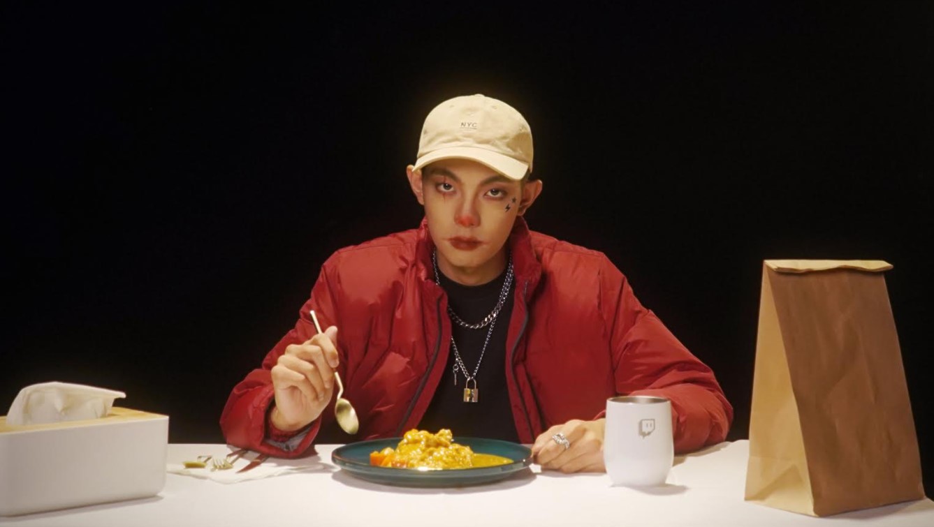 以抖音經典迷因梗「咖哩拌飯」 為靈感!爆哥MV處男秀挑戰4分鐘完食咖哩飯