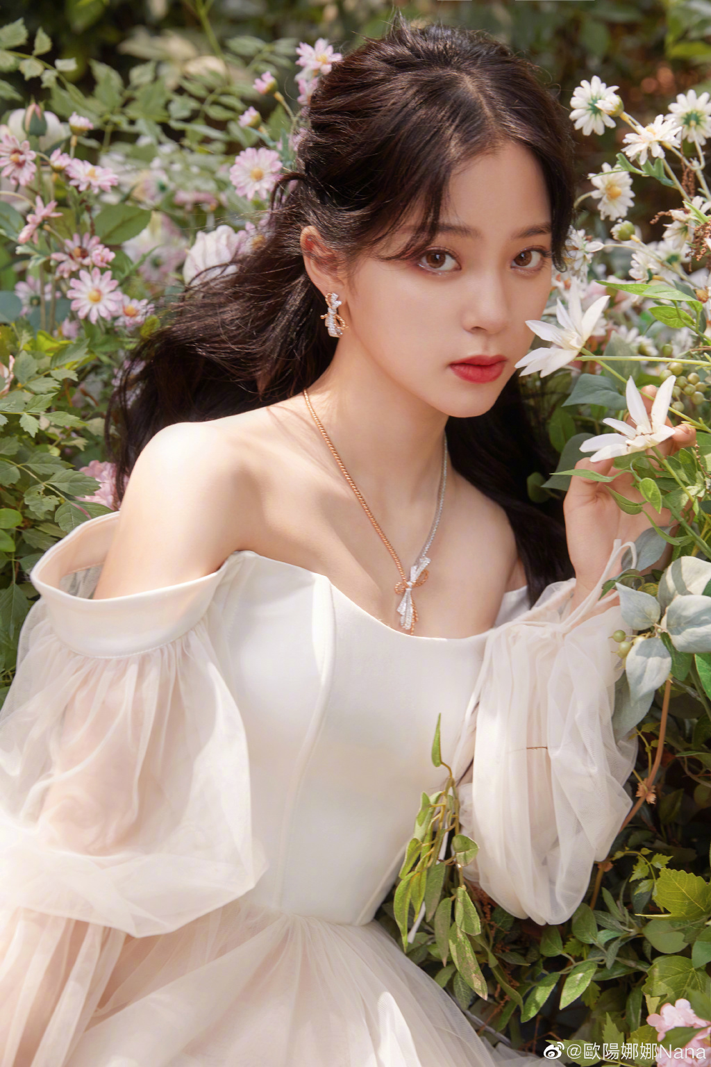 歐陽娜娜走紅毯「下顎線消失」!零P圖圓臉曝光 與精修圖判若兩人