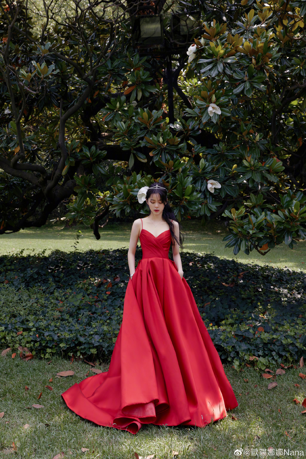 歐陽娜娜走紅毯「下顎線消失」!零P圖圓臉曝光 與精修圖判若兩人