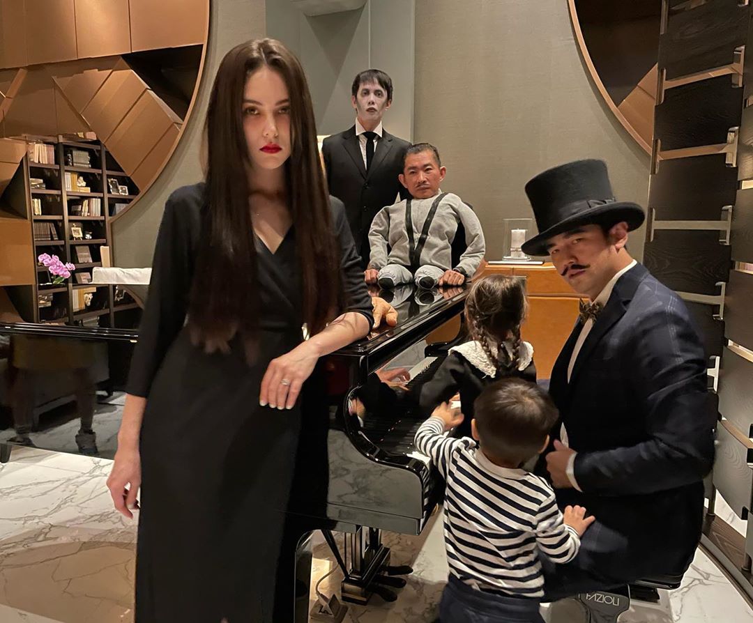 眾星瘋萬聖節變裝!周杰倫全家變「阿達一族」、賴琳恩扮兔女郎秀「蜜桃臀」