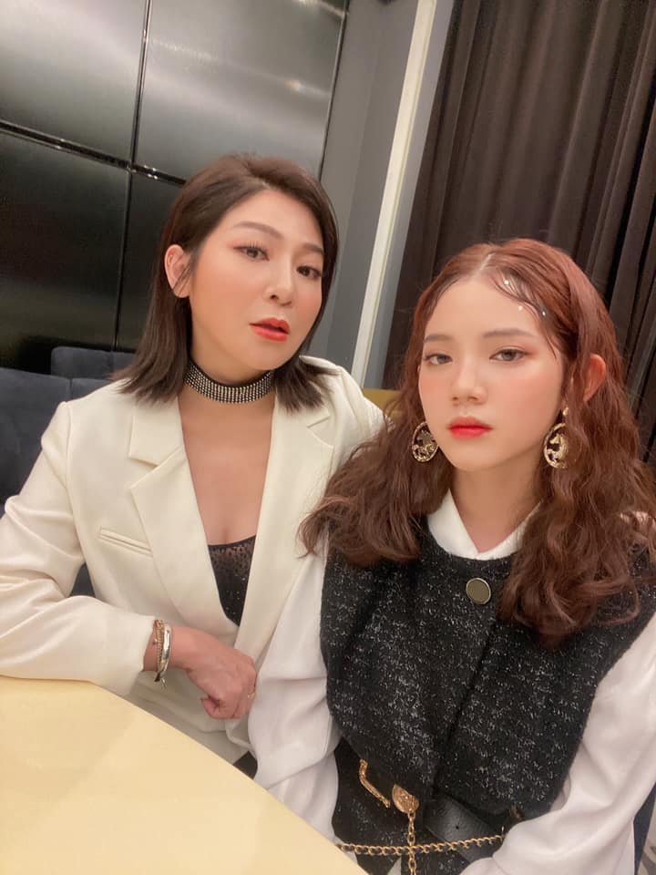 揪「超正愛女」挺醫護!王彩樺曬「母女合照」像姐妹 男粉暴動:岳母大人好