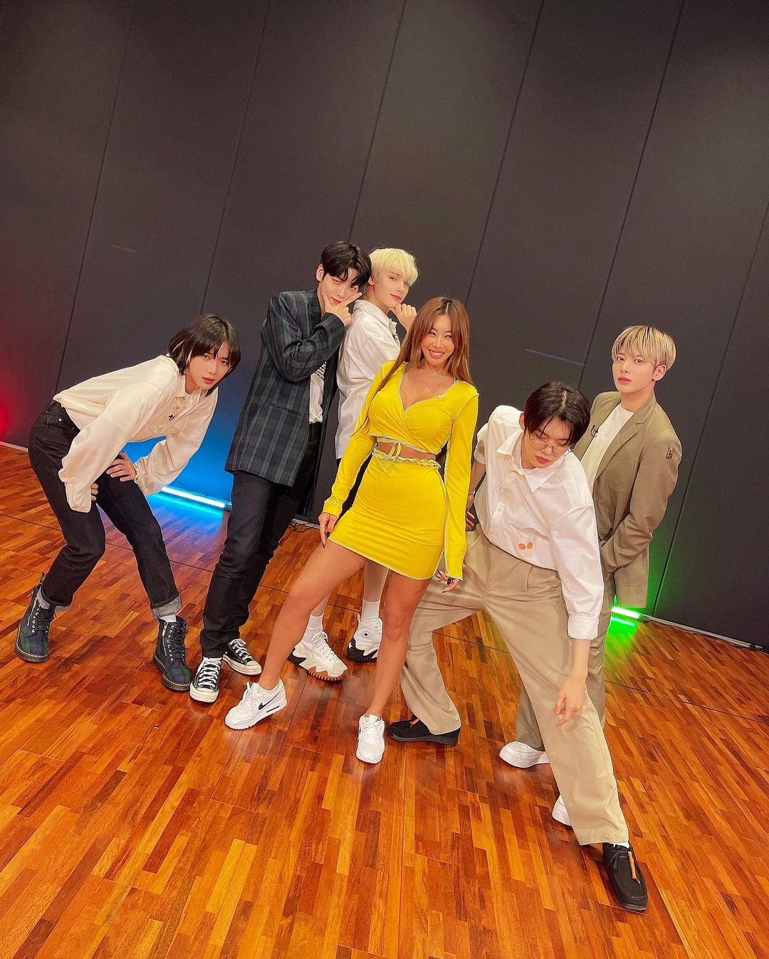 Jessi突「手捧雙球」嚇壞TXT!成員羞喊:我們才20歲