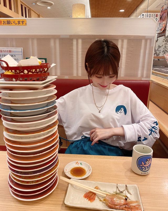 女優太會吃!「暗黑界大胃王」嘴巴塞滿炸蝦賣萌 橫掃23盤壽司引暴動