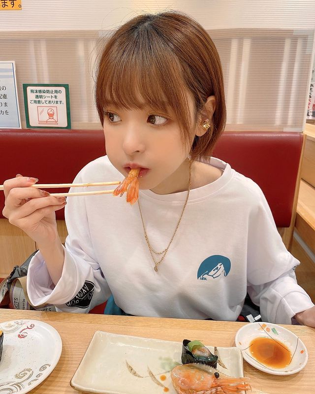 女優太會吃!「暗黑界大胃王」嘴巴塞滿炸蝦賣萌 橫掃23盤壽司引暴動