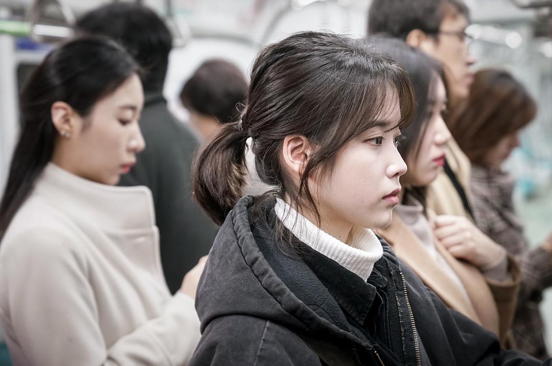 IU出道14週年再創紀錄!回顧生涯5大歷程:18歲就爆紅,卻害怕成功會像泡沫般破滅。